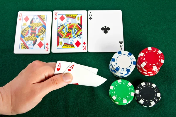 Jogador com cartões e fichas . — Fotografia de Stock