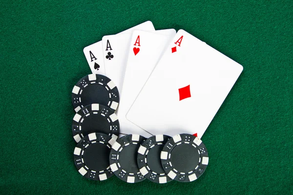 Cips ve poker için kartlar. — Stok fotoğraf