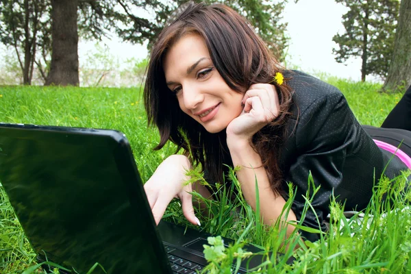 Νεαρή γυναίκα εργάζεται σε φορητό υπολογιστή. — Φωτογραφία Αρχείου