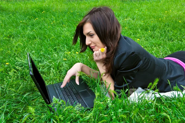 Ung kvinna arbetar på laptop. — Stockfoto