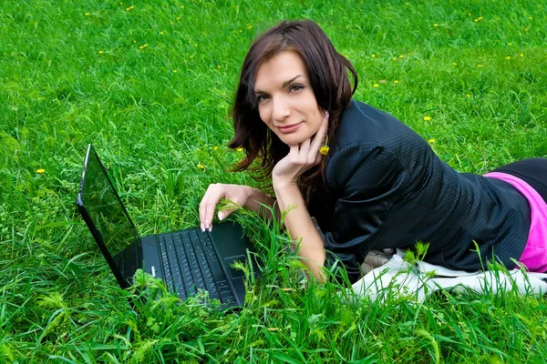 Молода жінка працює на ноутбуці . — стокове фото
