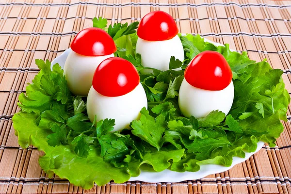 Латук и яйца в форме грибов — стоковое фото