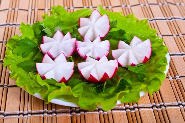 Salat und Rettich in Form von Blüten. — Stockfoto