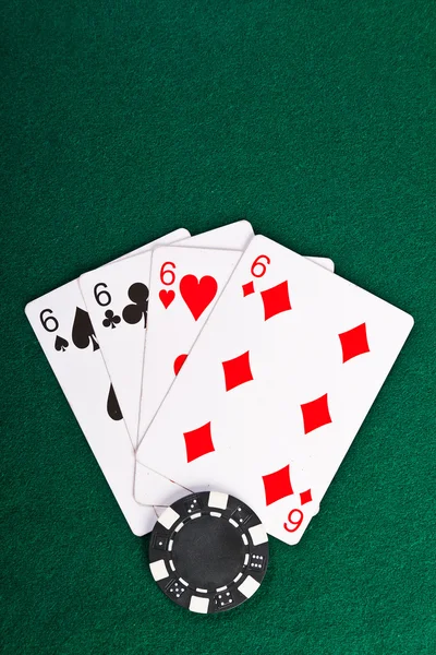 Čip a karty poker. — Stock fotografie