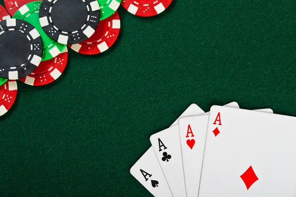 Фишки и карты для покера . — стоковое фото