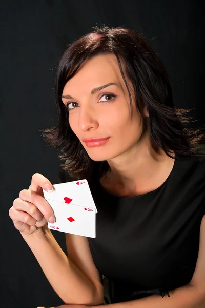 Jeune joueur chanceux avec des cartes — Photo