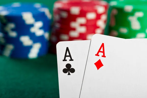 Fichas y cartas para el póquer . —  Fotos de Stock