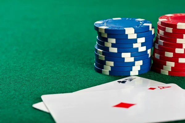 Fichas e cartões para o poker . — Fotografia de Stock