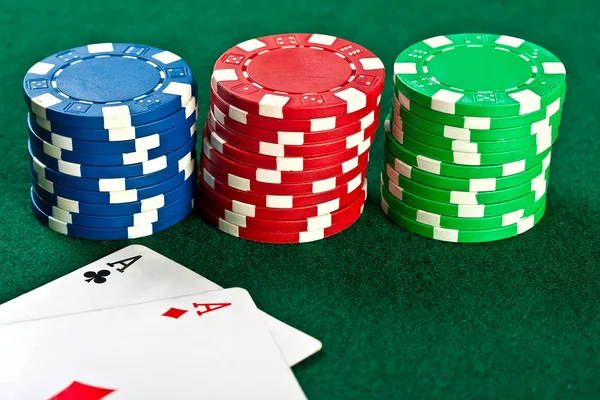Čipy a karty poker. — Stock fotografie