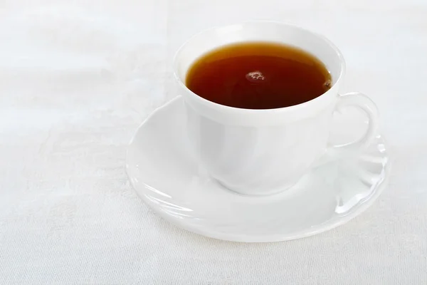 Tazza da tè su tovagliolo bianco . — Foto Stock