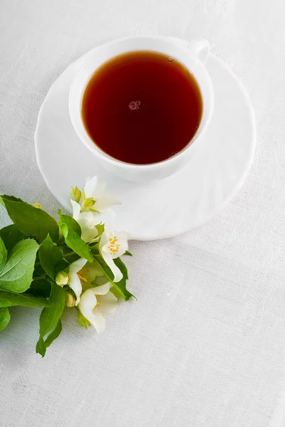 Chávena de chá em guardanapo branco . — Fotografia de Stock