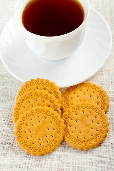 Chávena de chá e pastelaria em guardanapo branco — Fotografia de Stock