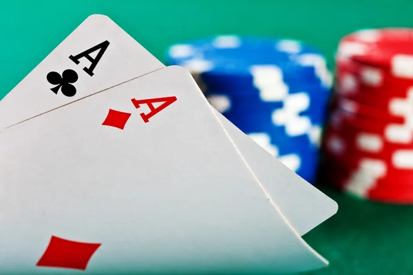 Chips et cartes pour le poker . — Photo