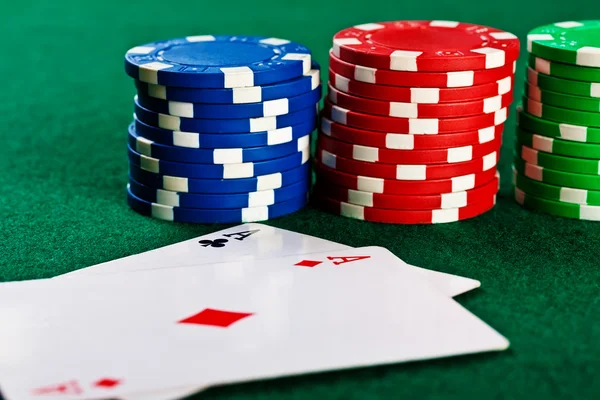 Čipy a karty poker. — Stock fotografie