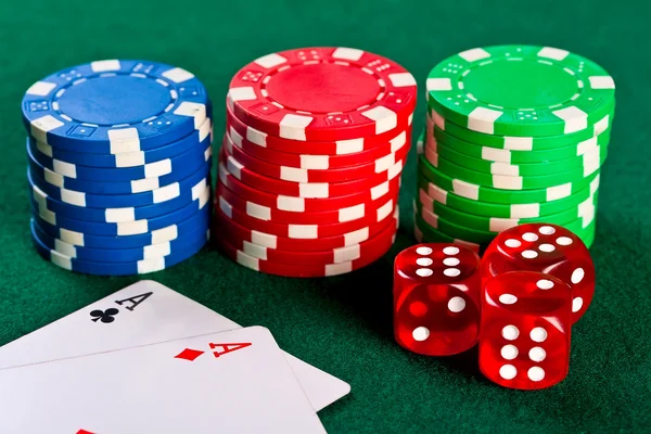 Fichas y cartas para el póquer . —  Fotos de Stock