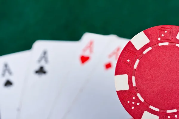 Chip y cartas para el póker . —  Fotos de Stock
