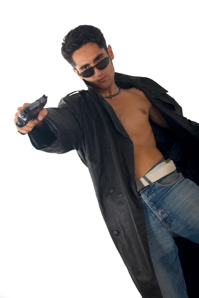 Красивий чоловік з пістолетом у шкіряному плащі — стокове фото