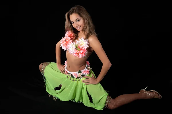 Bela dançarina em traje tropical . — Fotografia de Stock