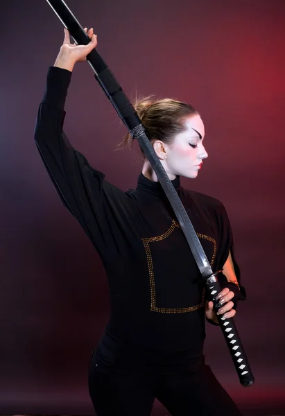 Mystisches Mädchen mit Schwert. — Stockfoto
