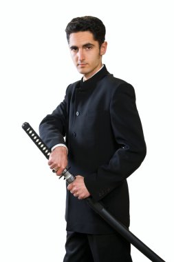 yakışıklı adam kılıçla.