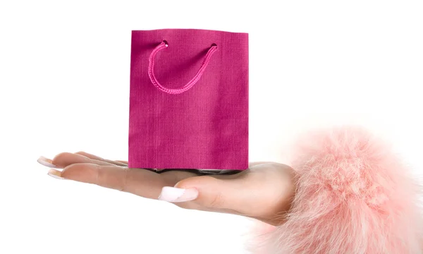 Рожева паперова сумка на руці . — стокове фото