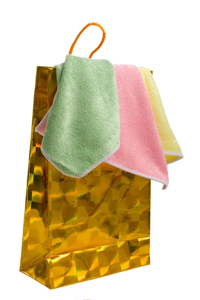 Saco de papel dourado e toalhas . — Fotografia de Stock