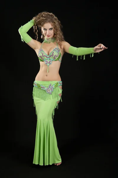 Hermosa bailarina en traje oriental . — Foto de Stock