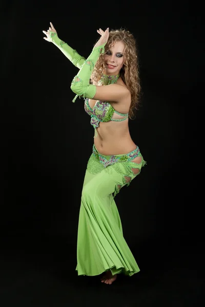 Красивая танцовщица в восточном костюме . — стоковое фото