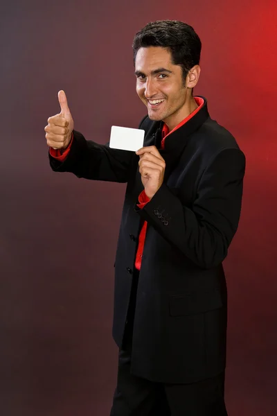 プラスチック カードを持ったビジネスマン. — ストック写真