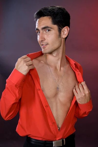 Glamour mannen i röd tröja. — Stockfoto