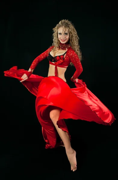 Красивая танцовщица в восточном костюме — стоковое фото