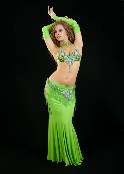 Hermosa bailarina en traje oriental — Foto de Stock