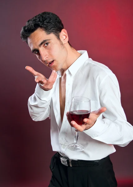 Glamour homme avec gobelet de vin rouge . — Photo
