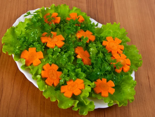 Salaatin ja porkkanan paloittelu . — kuvapankkivalokuva