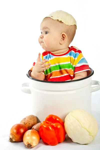 Baby sitting dans la grande casserole aux légumes . — Photo