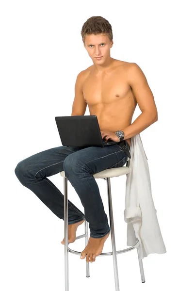 Επιτυχής νεαρός εργάζεται σε φορητό υπολογιστή. — Φωτογραφία Αρχείου
