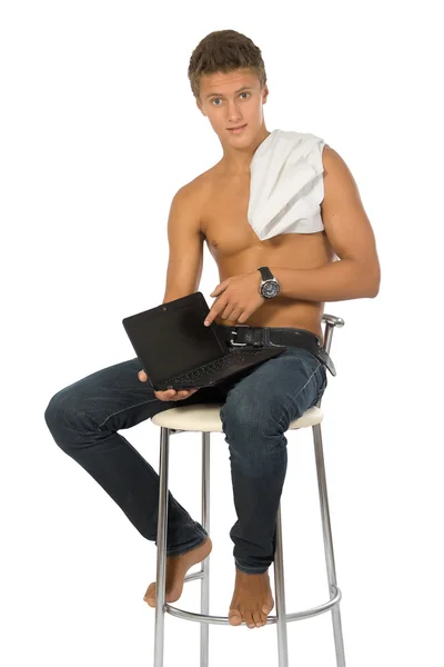 Succès jeune homme travaille sur ordinateur portable . — Photo