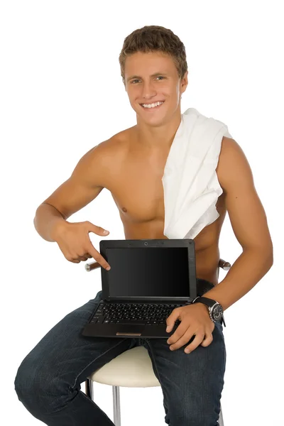 Jovem bem sucedido está trabalhando no laptop . — Fotografia de Stock