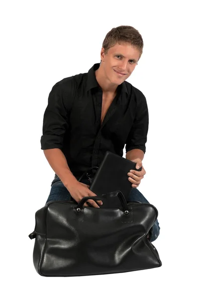 Porträtt av ung man med väska. — Stockfoto