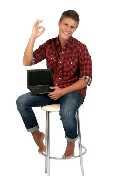 Νεαρός εργάζεται σε φορητό υπολογιστή. — Φωτογραφία Αρχείου