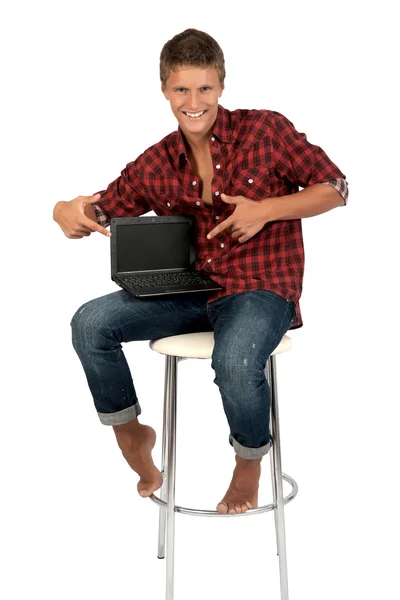 Молодий чоловік працює на ноутбуці . — стокове фото
