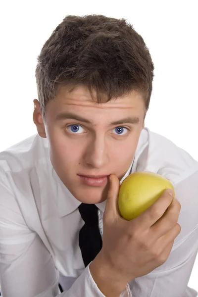Молодой человек с зеленым яблоком . — стоковое фото