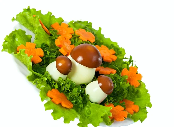 Fejes saláta és a sárgarépa vágás gombával. — Stock Fotó