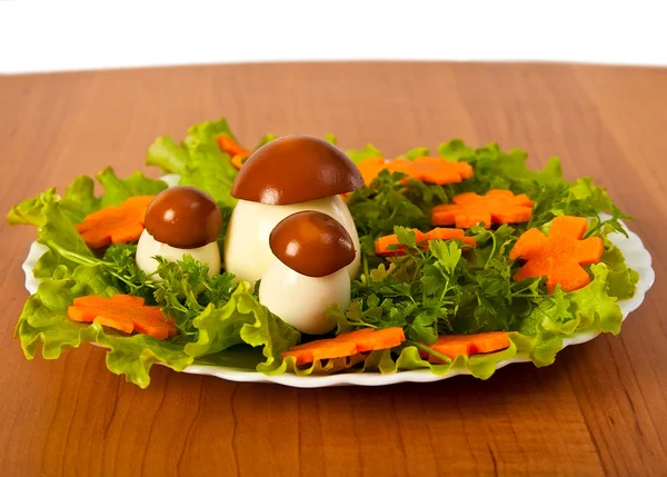Salat und Möhren schneiden mit Pilz. lizenzfreie Stockfotos