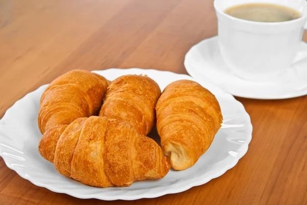 Yeni pişmiş croissants ve kahve. — Stok fotoğraf