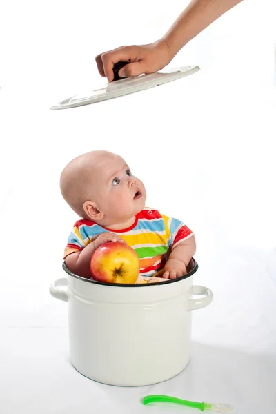 Bebé sentado en la cacerola grande . —  Fotos de Stock
