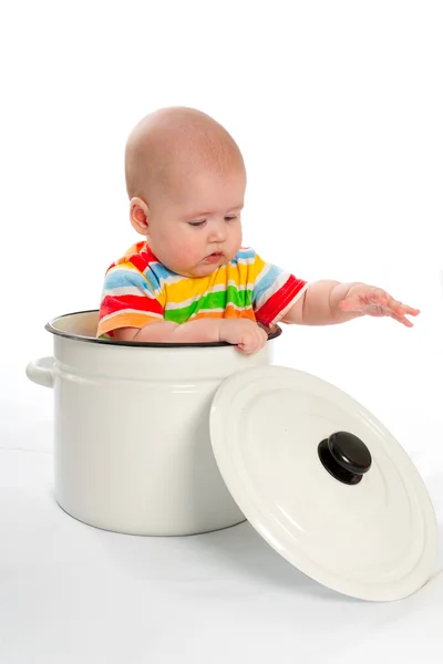 大きな鍋で座っている赤ちゃん. — ストック写真