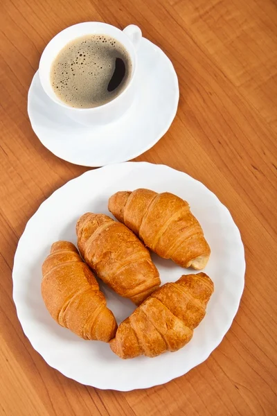 Croissants recém-assados e xícara de café . — Fotografia de Stock