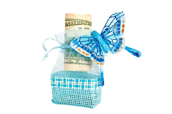 Blauwe stro papier-zak met geld en vlinder. — Stockfoto