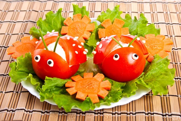 Sla en tomaat in formulier lieveheersbeestje. — Stockfoto